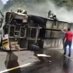 4 pasajeros muertos deja volcamiento de bus sobre la vía Panamericana