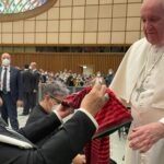 Dolores Aveiro, la mamá de Cristiano ofrece al papa Francisco una camiseta de su hijo
