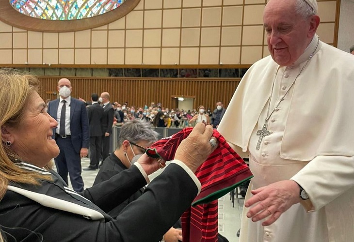 Dolores Aveiro, la mamá de Cristiano ofrece al papa Francisco una camiseta de su hijo