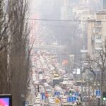 Habitantes de Kiev huyen de la ciudad tras invasión rusa