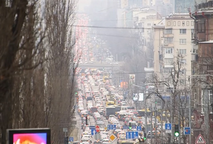 Habitantes de Kiev huyen de la ciudad tras invasión rusa