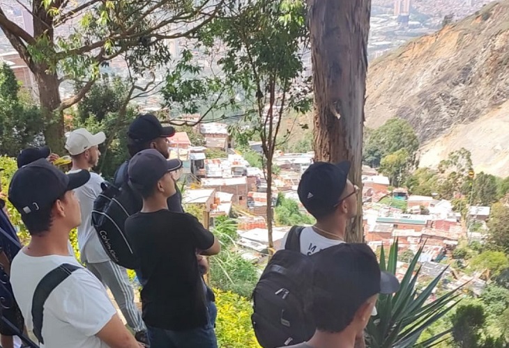 Exhiben foto del combo El Pinal que tiene en jaque al barrio Santo Domingo