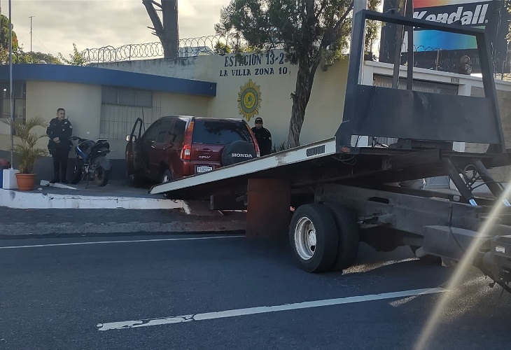 Muere conductor que chocó su auto contra estructura en Plaza Obelisco