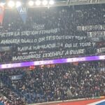 Hinchas de PSG sacan pancartas contra el equipo y directivos