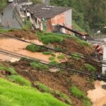 Alud de tierra se lleva por delante varias casas en barrio Centenario de Manizales