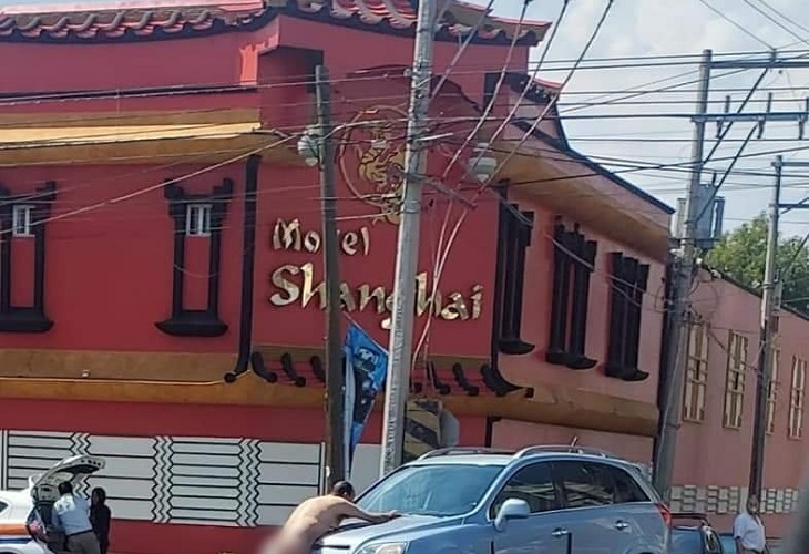 En motel Shanghai de Puebla hombre salió corriendo sin ropa