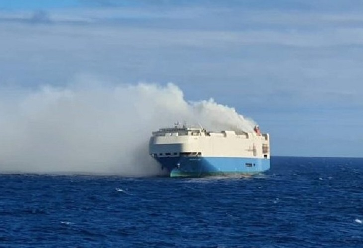 Incendio del buque Felicity Ace, está lleno de autos de lujo