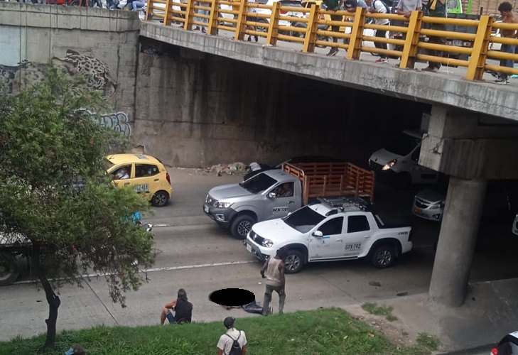 Habitante de calle se le lanzó a moto y murió debajo del puente de Villanueva