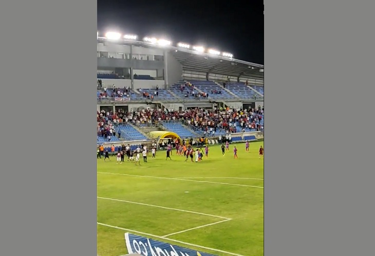 Hinchas del Unión Magdalena se meten a la cancha a pegarle a jugadores