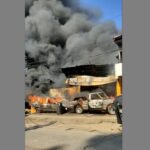 Voraz incendio consume carros y casa en barrio Acevedo de Medellín