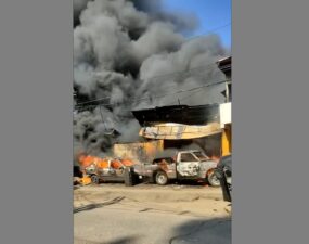Voraz incendio consume carros y casa en barrio Acevedo de Medellín