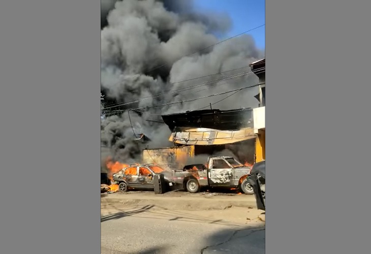 Voraz incendio consume carros y casa en barrio Acevedo de Medellín