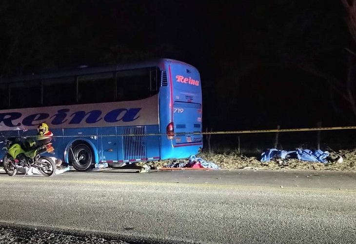 3 motociclistas murieron en accidente con bus en Pinchote