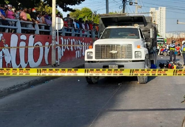 En Bomba del Gallo murieron 2 motociclistas bajo una volqueta