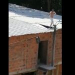 En Bucaramanga hombre murió al caer de techo sobre varillas