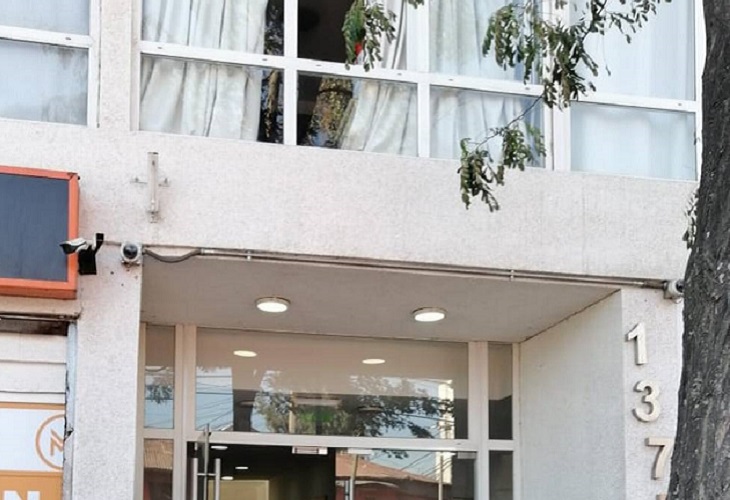 Niña de 4 años muere al caer del piso 7 de un edificio en comuna Independencia
