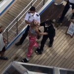 Captan momento en que pasajera del crucero Carnival se lanza al mar