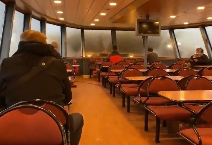 Ola gigante rompe vidrios y se mete a un ferry en Hamburgo