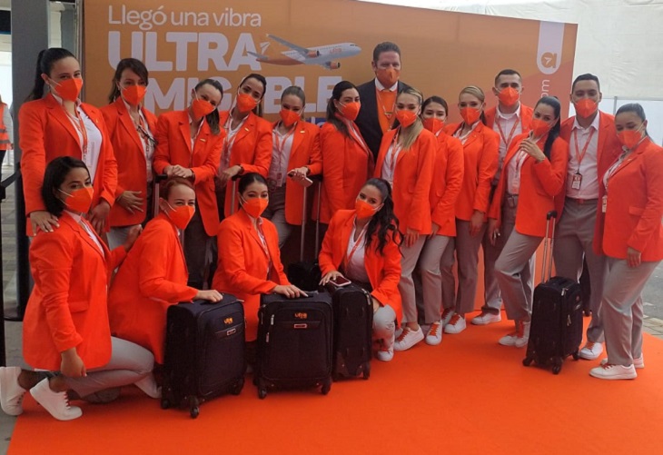 Auxiliares de vuelo de Ultra Air cambian los icónicos tacones por cómodos tenis