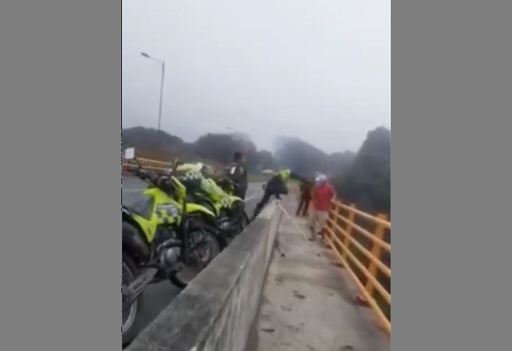 Policía impide que un hombre cometa suicidio desde un puente en Ibagué