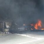 Un camión cargado de carbón fue incinerado en la vía Puerto Valdivia