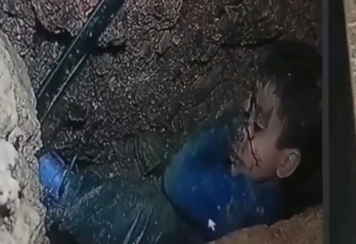 Rescatan con vida a Rayan, el niño marroquí que cayó a un pozo de 32 metros