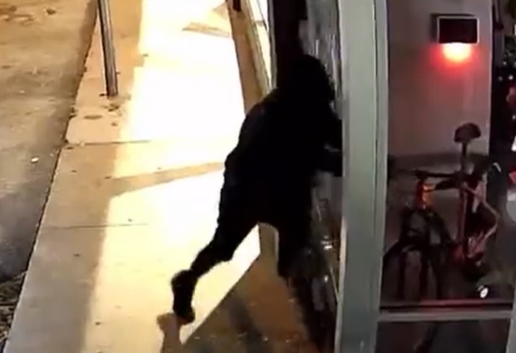 Rigoberto Urán exhibe a ladrón que destrozó su tienda y se llevó una bici, en Miami