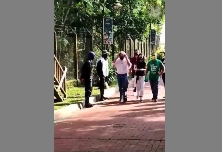 Video. Así sacaron hombres encapuchados a Sergio Fajardo de la UTP