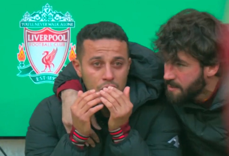 Thiago llorando por su lesión antes de final de la Carabao