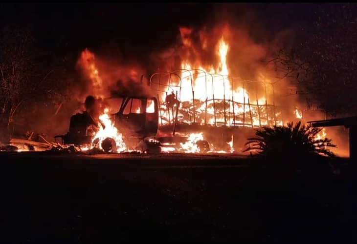 Camión que transportaba motos fue incinerado en Puente El Pescado, en Valdivia