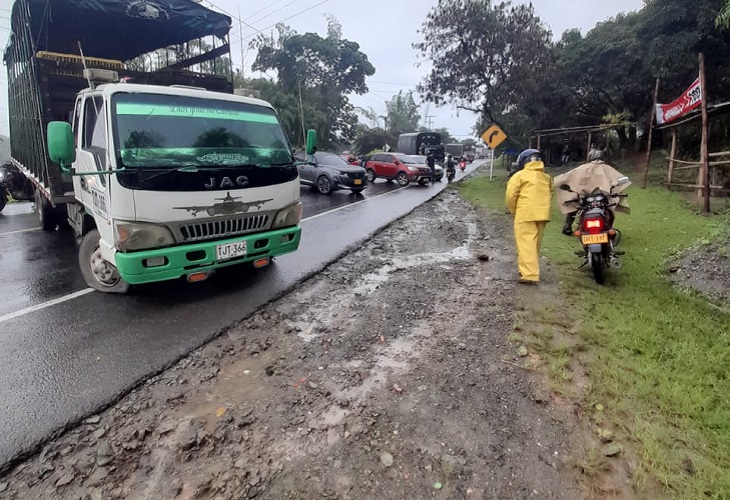 Hombres armados cerraron tramo de la vía Panamericana con carro atravesado