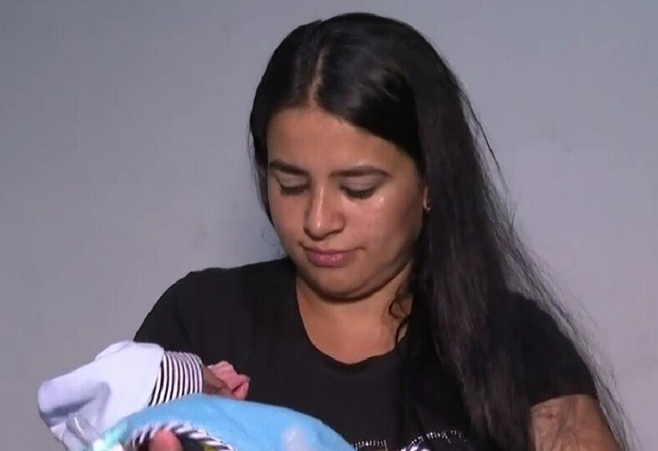 Yenifer Londoño, colombiana consultó por dolor de estómago y terminó en trabajo de parto