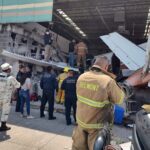 Mueren 3 personas tras la caída de una avioneta en bodega Aurrerá de Temixco