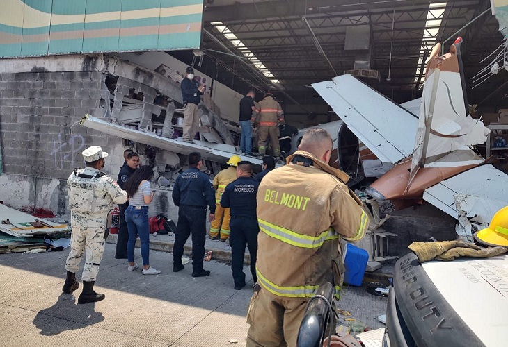 Mueren 3 personas tras la caída de una avioneta en bodega Aurrerá de Temixco