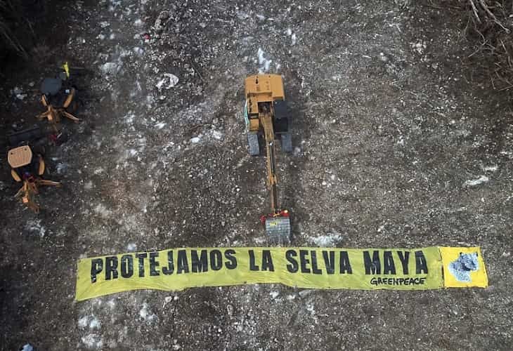Activistas de Greenpeace se encadenan a maquinaria del Tren Maya