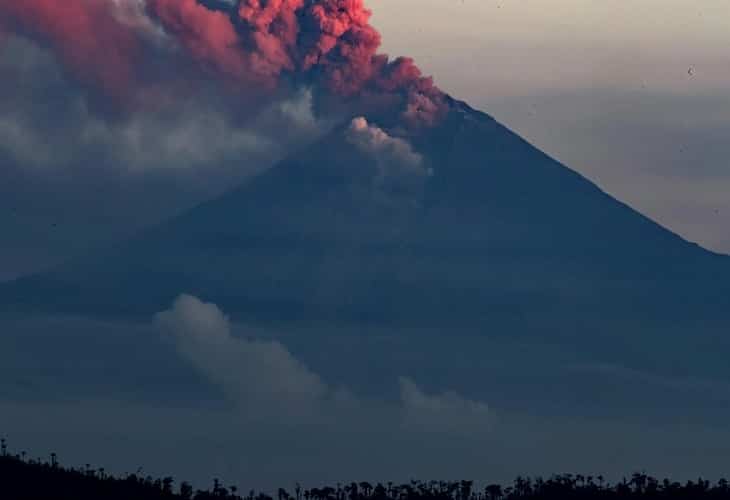 Advierten de la posible caída de ceniza volcánica en dos provincias de Ecuador