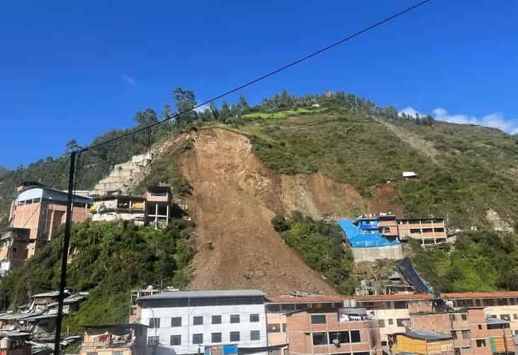 Autoridades informan de quince atrapados y seis desaparecidos tras el derrumbe en Perú