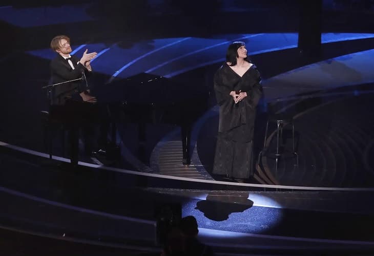Billie Eilish deja a Dos Oruguitas sin el Óscar a la mejor canción original