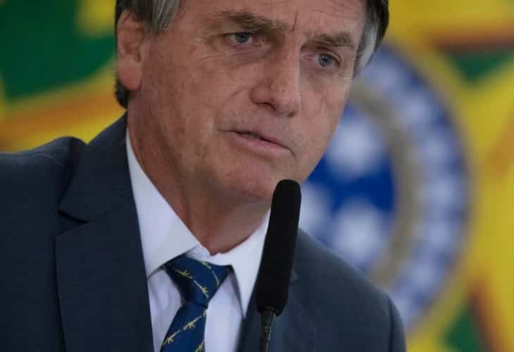 TWITTER - Bolsonaro dice que Brasil estudia rebajar la crisis de la covid a endemia