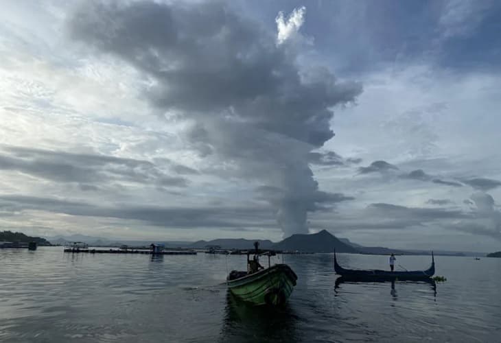Cientos de evacuados por la actividad del volcán Taal en Filipinas