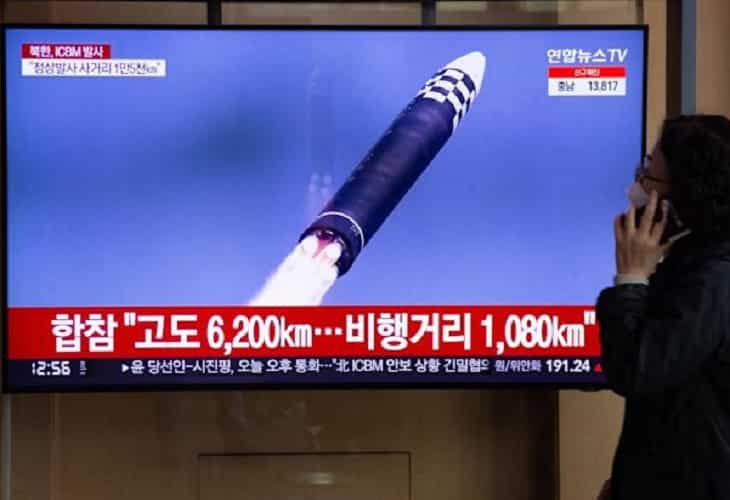 Corea del Norte muestra en TV el lanzamiento de su nuevo misil ICBM