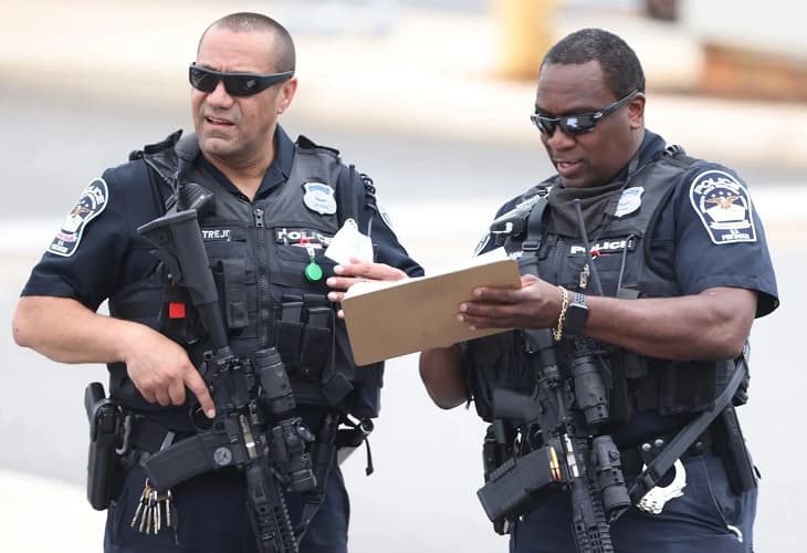 Dos heridos y dos sospechosos detenidos en un tiroteo en una escuela de Miami-Dade