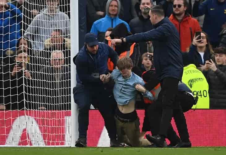 Dos manifestantes saltan al campo del Tottenham