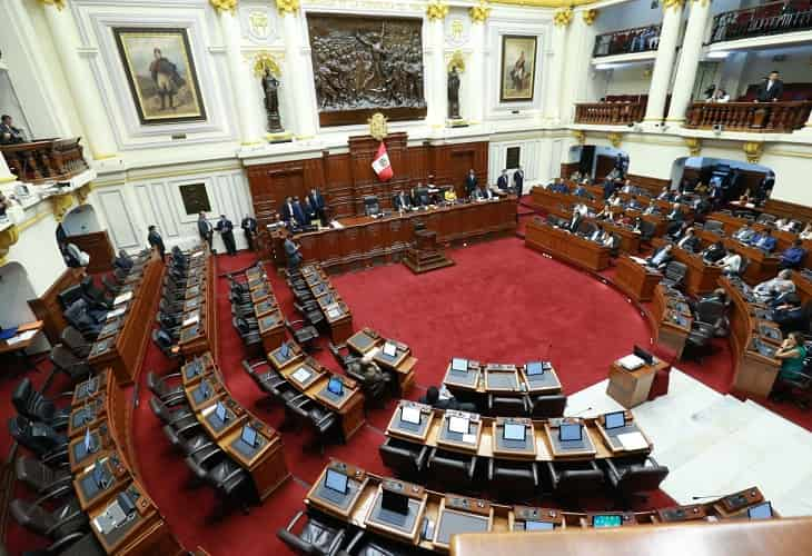 El Congreso aprueba debatir la moción de destitución del presidente peruano