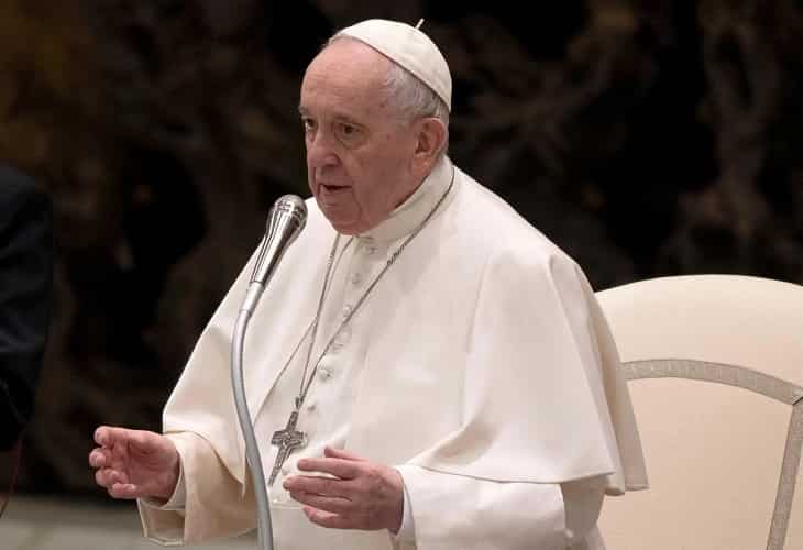 El papa confirma que padece una artrosis y desde hace días no puede caminar: El papa promulga la nueva Constitución que reforma el Gobierno de la Iglesia
