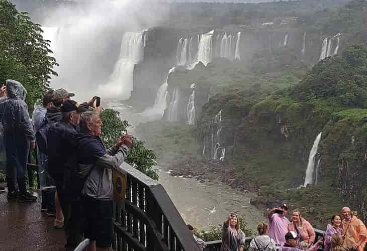 El parque que alberga las cataratas de Iguazú en Brasil será modernizado
