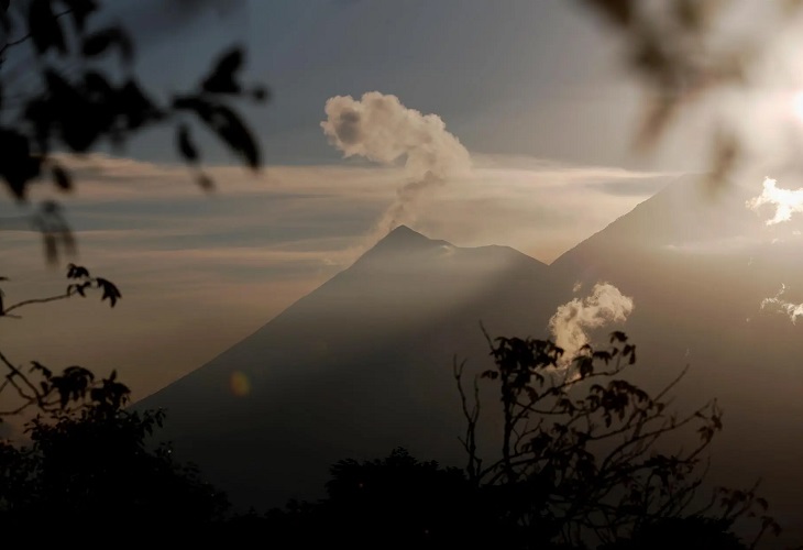 El volcán de Fuego en Guatemala registra una erupción estromboliana