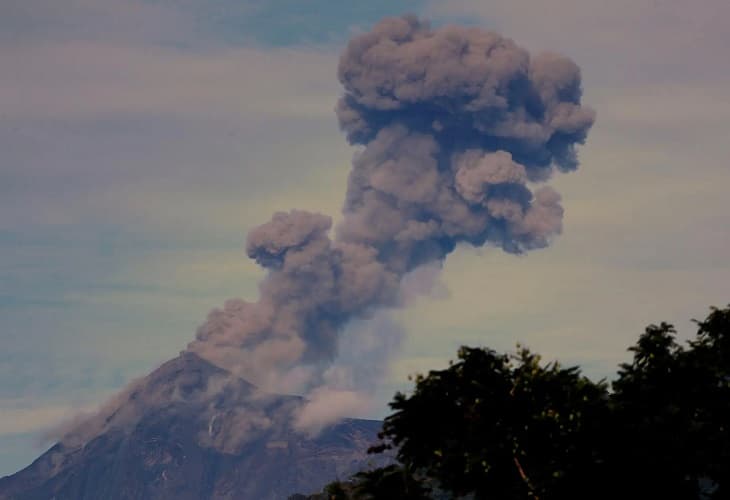 Evacuan un poblado en Guatemala por la erupción del volcán de Fuego