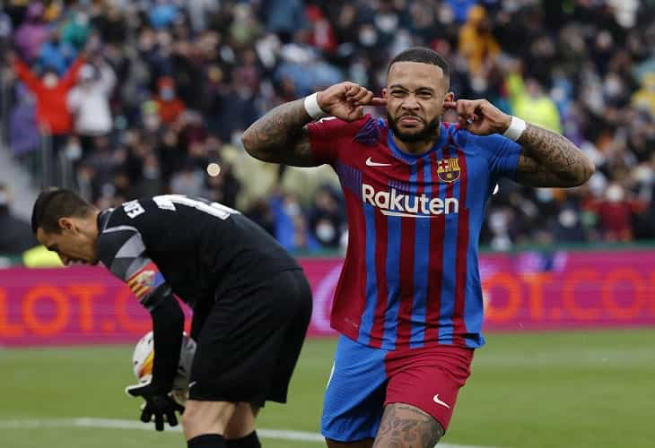 Ferran y Depay rescatan al Barcelona ante un buen Elche