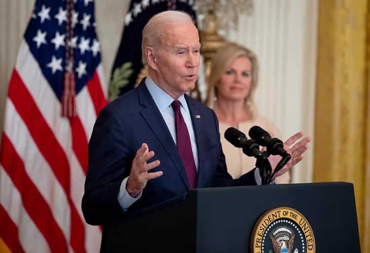 Gobierno de Biden puede mantener activa la norma que permite expulsar migrantes